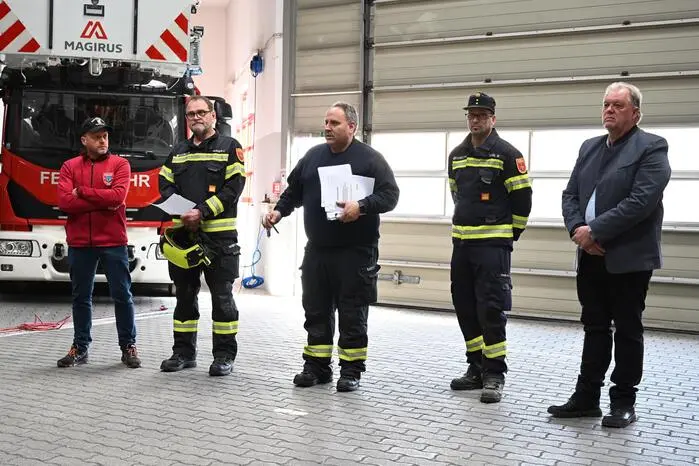 Kommandant Stellvertreter Rudolf Rasch, Abschnitts-Feuerwehrkommandant Fritz Nusser, Thomas Ruditz, Bezirks-Feuerwehrkommandant Werner Puggl, Bürgermeister Martin Treffner. (im Bild von links)