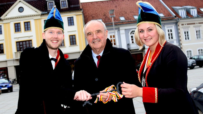 Schlüsselübergabe an den Bürgermeister.