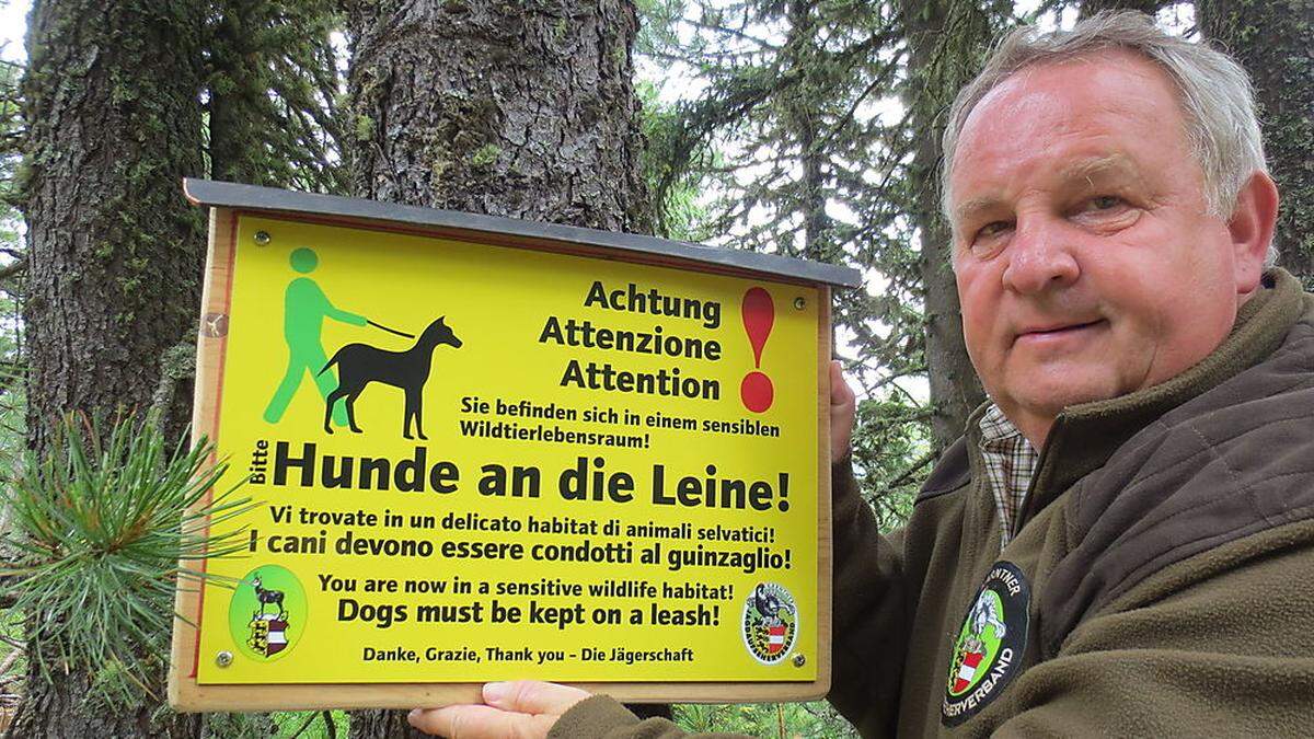 Bernhard Wadl, Obmann der Jagdaufseher, mit einer Tafel, die in den Wäldern vermehrt aufgehängt wurden