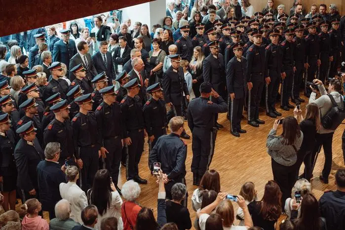 Neben den 28 „Neueinsteigern“ standen auch 117 angehende Polizistinnen und Polizisten im Fokus, die ihre zweijährige Grundausbildung nun bereits erfolgreich abgeschlossen haben. Die 44 Frauen und 73 Männer wurden im Rahmen des Festaktes ausgemustert.