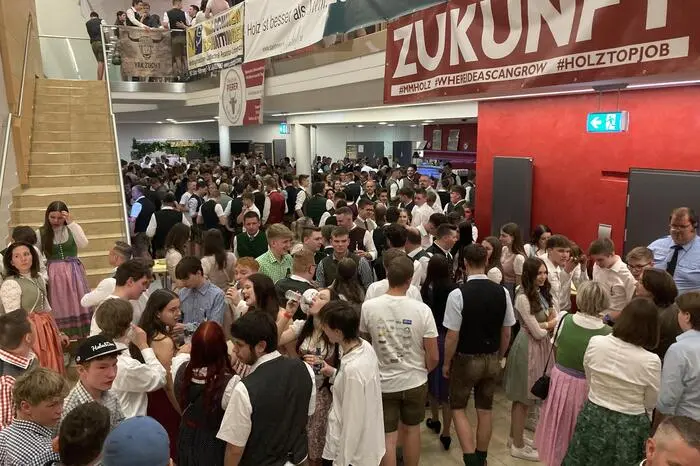 Nach langen Ballkleidern und Anzügen musste man dabei lange suchen, denn die rund 2.000 Besucherinnen und Besucher sowie die 48 Maturantinnen und Maturanten erschienen fast ausschließlich in Tracht