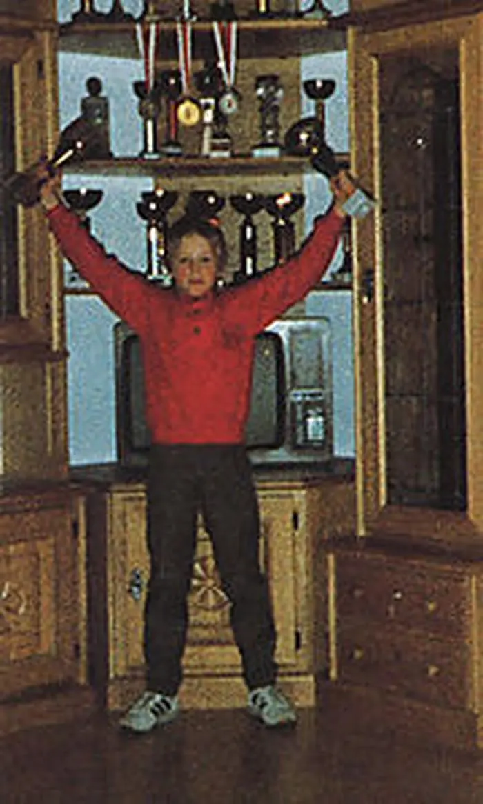 Vor dem Trophäenschrank 