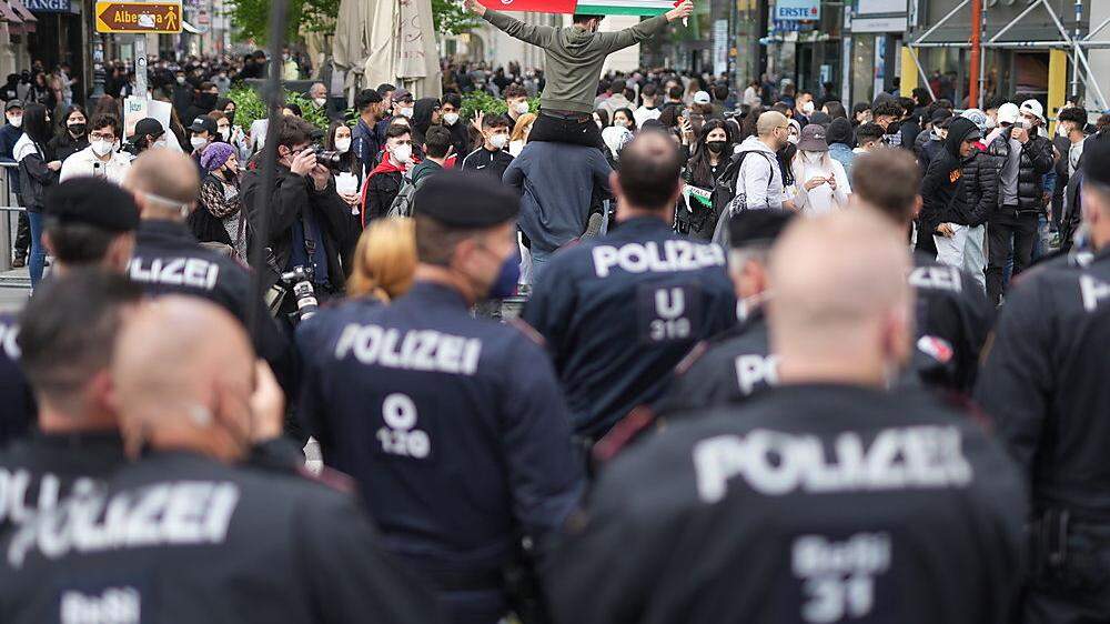 In Wien demonstrierten Menschen unter dem Motto Solidarität, Friede, Gemeinschaft gegen die Entwicklung in Nahost