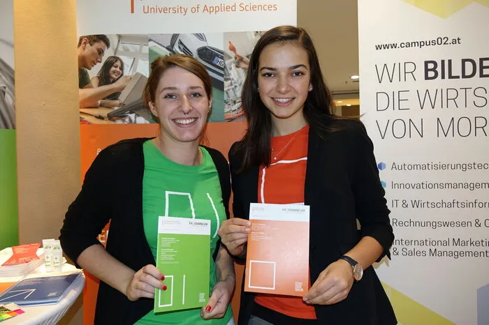 Jasmin Koller und Elisabeth Fischer machten Werbung für ein Studium an der FH Kapfenberg.