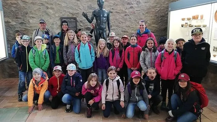 Die dritten Klassen der Volksschule Nötsch zu Besuch auf dem Magdalensberg. Luca (der Bub in der grünen Jacke, links), ist der stolze Finder.