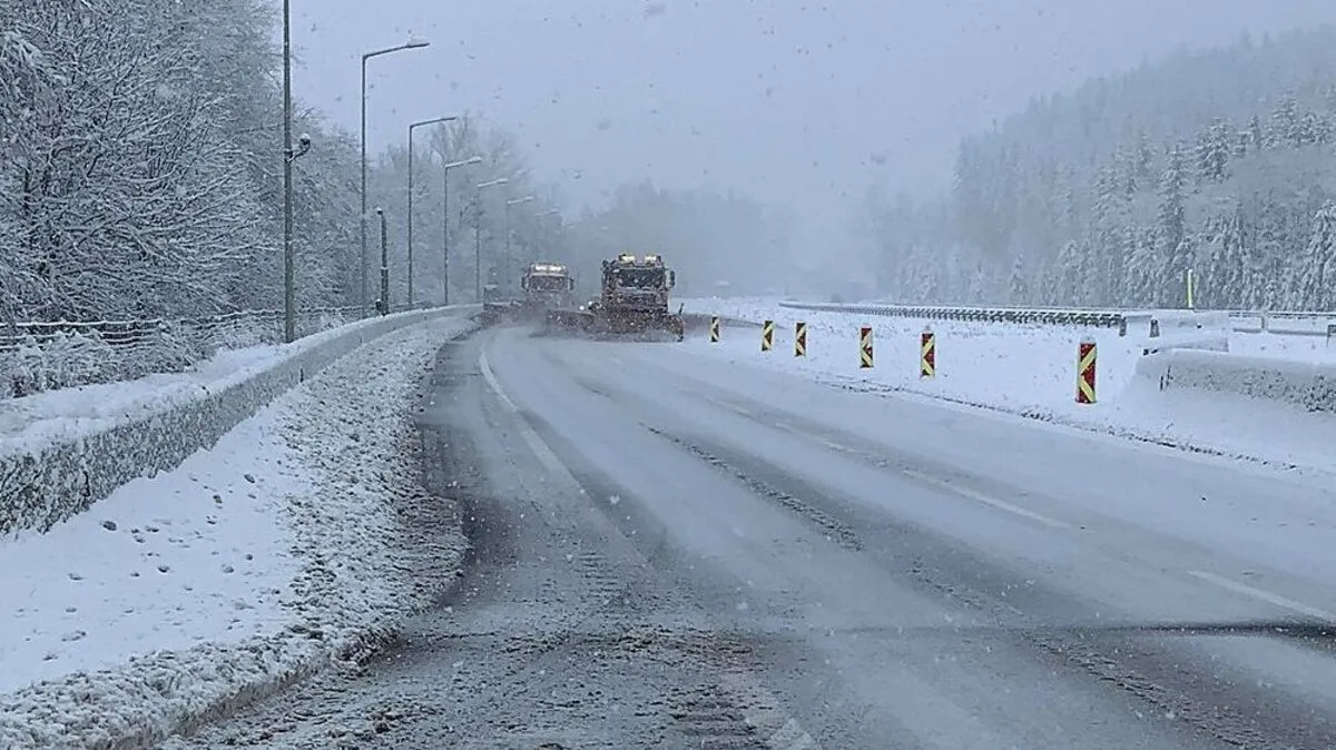 Mit sechs Räumfahrzeugen war die Autobahnmeisterei Unterwald am Wochenende im Packabschnitt im Einsatz