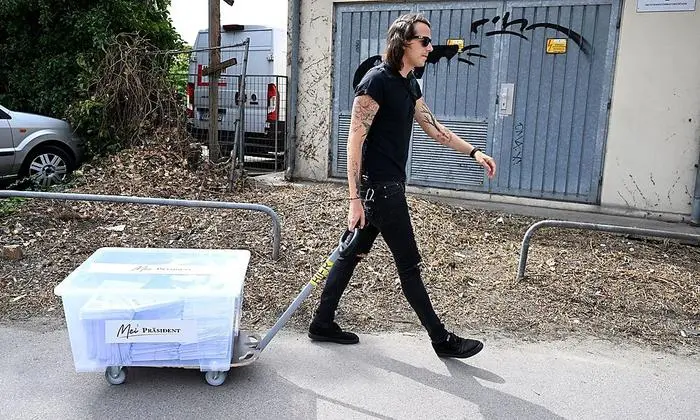 Dominik Wlazny gab die 6000 Unterstützungserklärung als Erster ab