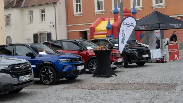 Eine Autoschau eröffnete die Veranstaltung.