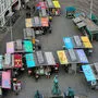 Smileys auf dem Grazer Hauptplatz: Kunstinstallation "Think positive forever" von Sonja Gangl