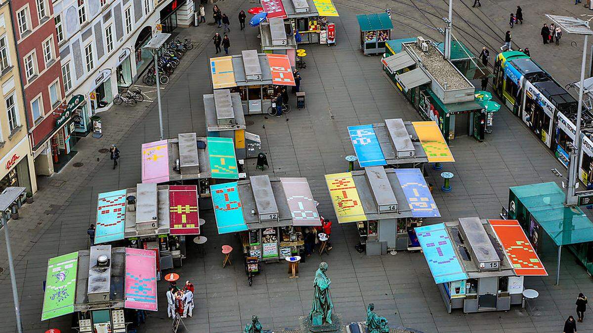 Smileys auf dem Grazer Hauptplatz: Kunstinstallation &quot;Think positive forever&quot; von Sonja Gangl