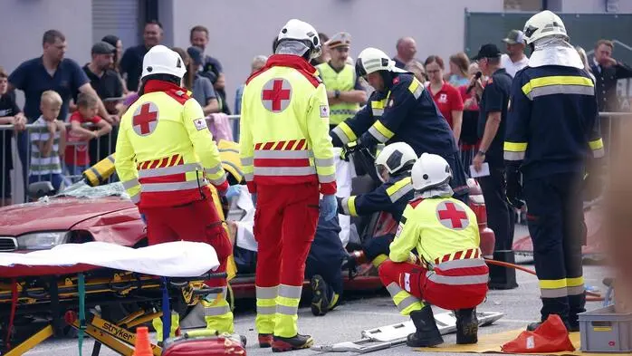 Blaulicht, ein schwer beschädigtes Auto und zwei eingeklemmte Personen: Bei einer großen Schauübung in Ratten demonstrierten Rotes Kreuz, Feuerwehr und Polizei gemeinsam, wie die Einsatzkette nach einem schweren Verkehrsunfall funktioniert. 