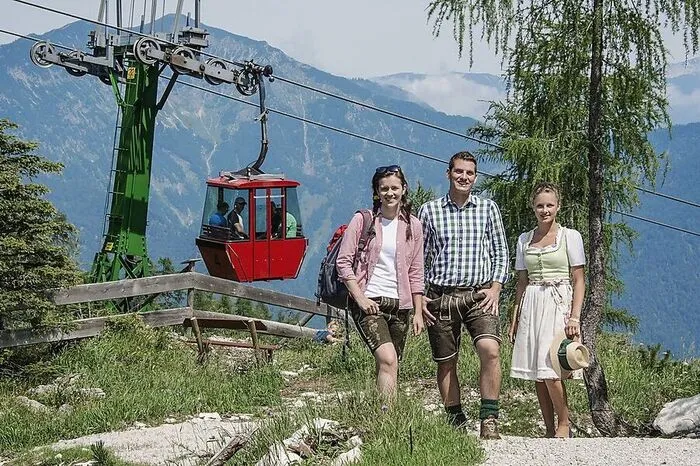 Die alten Gondeln wurden nicht abmontiert, sondern makellos auf „alt“ restauriert. Die blitzsauber revitalisierte Talstation versprüht den Charme einer Nostalgiebahn, wie man sie nirgendwo anders mehr findet. Oben, auf dem Ischler Hausberg Katrin, wartet nicht Event-Wahnsinn, sondern ein intaktes Naturschutzgebiet mit 360-Grad-Bergblick.