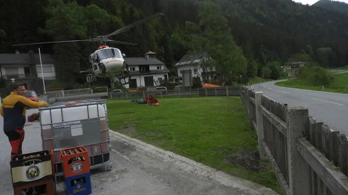 Die für Dienstag geplante Belieferung auf das Schiestlhaus mit dem Hubschrauber musst aufgrund des aufkommenden Niederschlags abgebrochen werden und wurde schließlich am Mittwoch durchgeführt.