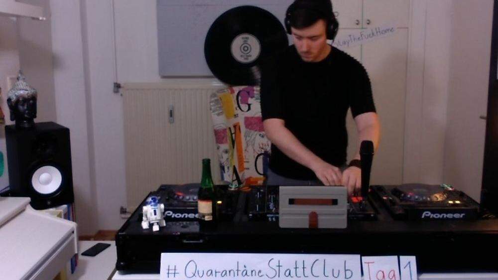 Patrick Light stellt sich vier Mal pro Woche für vier Stunden in sein Heimstudio und spielt Clubmusik - Eintritt frei!