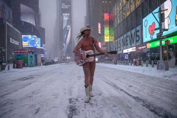 Wenig beeindruckt vom Schneefall zeigte sich der Straßenmusiker "Naked Cowboy".