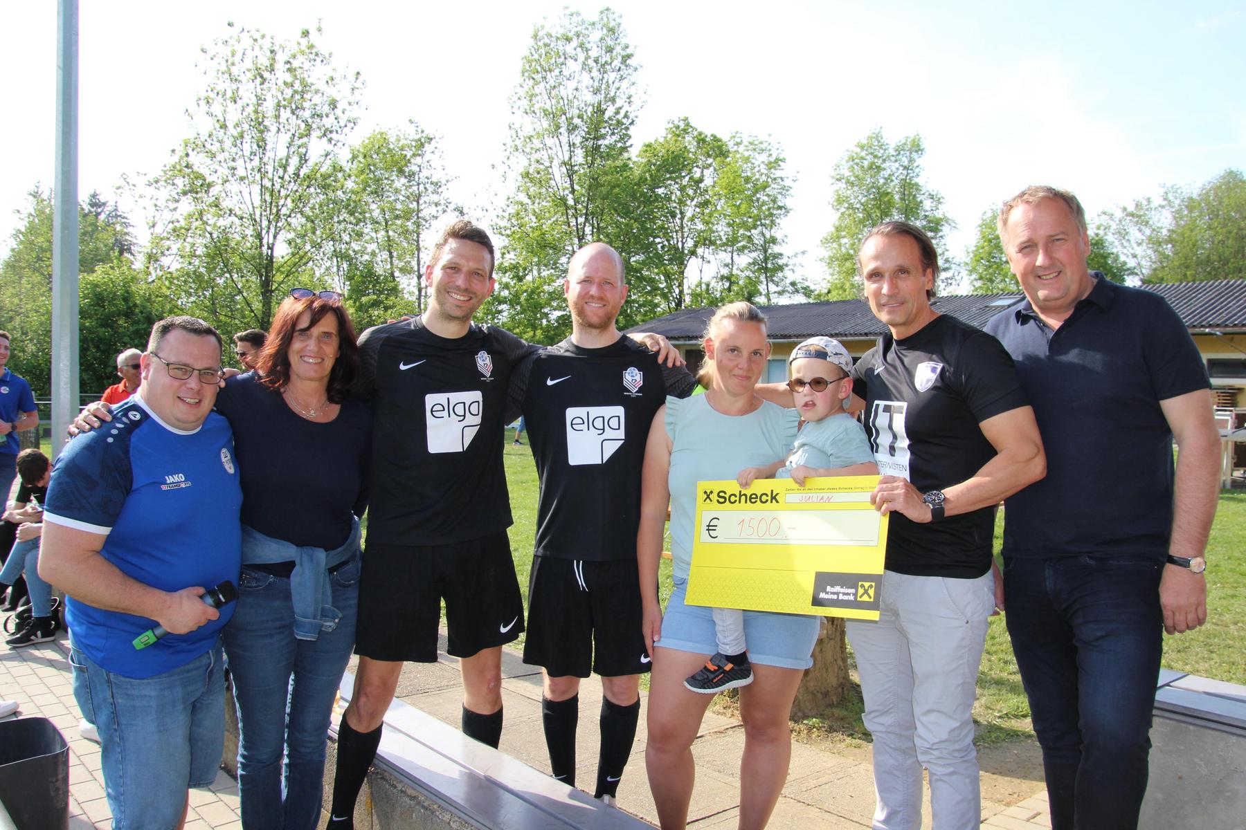 Fotos, Fotos, Fotos: Benefizfußballspiel in St. Peter/Ottersbach brachte mehr als 3000 Euro für Julian ein
