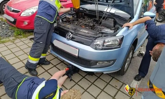 Die Bodenabdeckung des Pkw musste entfernt werden