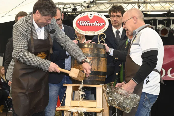 Der Bieranstich ist gelungen.