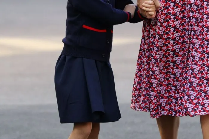 Sie sei "sehr aufgeregt" an ihrem ersten Schultag, sagte der stolze Vater William. Charlotte trug die klassische Schuluniform: dunkelblauer Rock, Strickjacke und Bluse, weiße Socken und Schuhe. Ihre Klasse hat 21 Schüler.