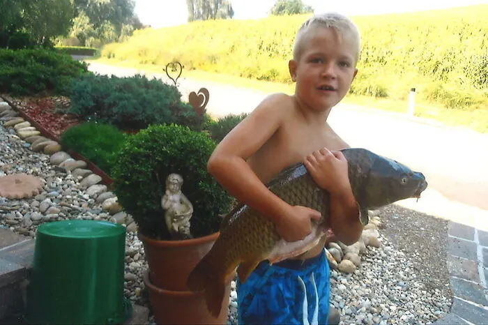 David verbringt seinen Sommer beim Fischen mit seinem Opa Gottfried. Von seinem größten Fang schickte er uns ein Bild.