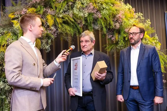 Heimo Witsch (Gewinner in der Kategorie Sport) mit Moderator Mathias Pascottini und Manfred Reithofer von der Volksbank Steiermark