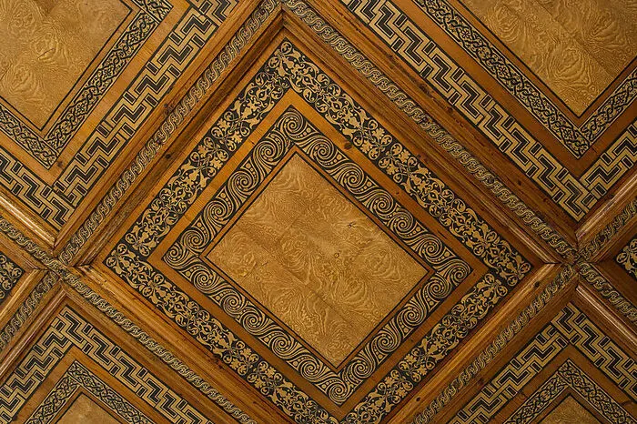 In zwei Räumen sind Kassettendecken mit Fladerpapieren (Holzschnittdrucke) erhalten.