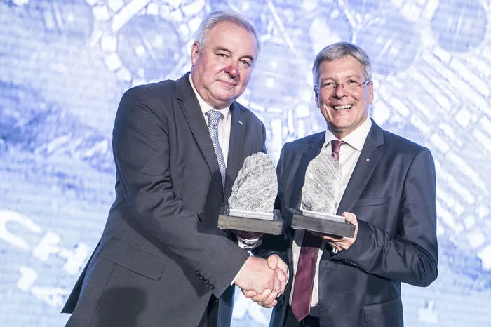 Die Landeshauptleute Hermann Schützenhöfer (Steiermark) und Peter Kaiser (Kärnten) freuten sich darüber, dass sie in Zukunft noch näher zusammenrücken.