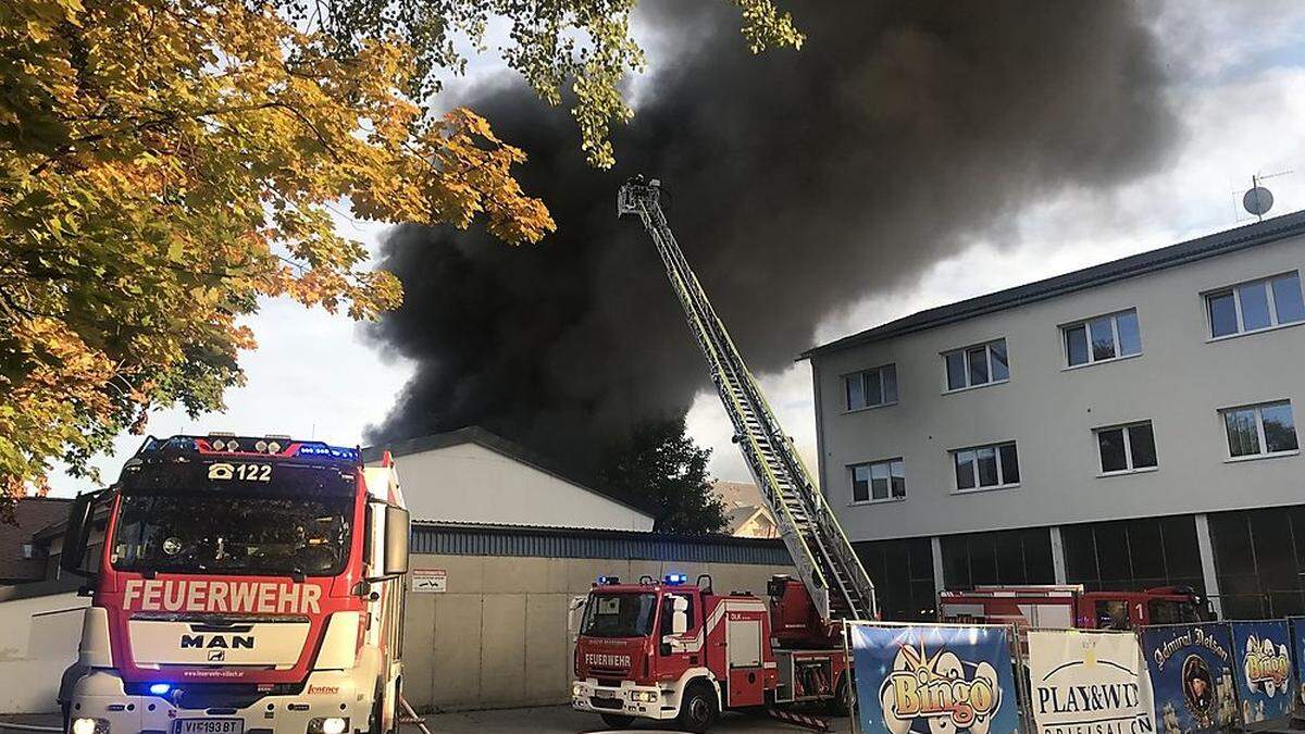 Das Lager der Firma Reifen Lamprecht stand in Vollbrand