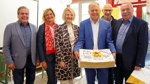 Die "Gründerväter" waren ebenfalls beim Festakt: Rosenberger, Vizebgm. Kaltenegger, Bgm. Winkelmeier, Wendl, Waxenegger und Straßegger (von links)