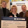 Projektleiter Walter Drussnitzer (Riedergarten Immobilien), Eva Gfrerer-Unterlerchner (Lions Club Drautal) und Riedergarten-Geschäftsführer Herbert Waldner (von links) bei der Scheckübergabe