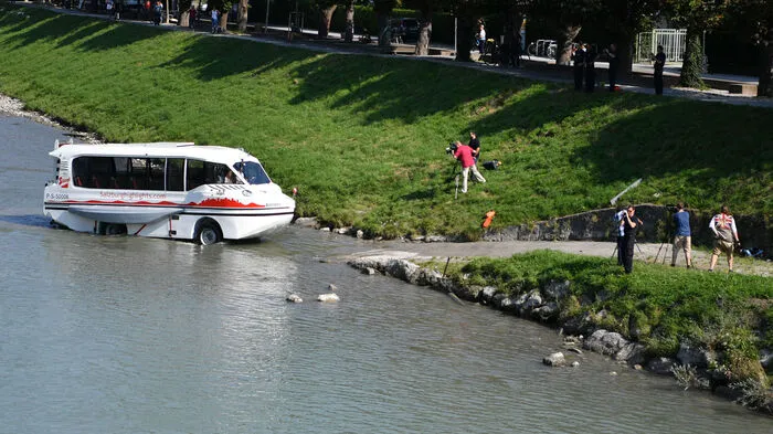 26 Personen haben auf dem 2,4 Meter breiten und 9,9 Meter langen Amphibienbus platz.