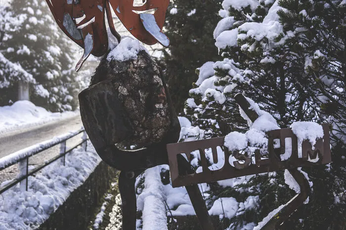 ... wird hier schnell das Fürchten gelehrt, wenn sie ein Stück näher kommen. Denn hier in Suetschach, in Feistritz im Rosental, da wohnt der Krampus.