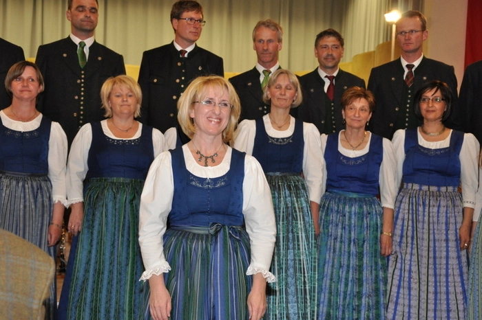 Abgerundet wurde der Abend mit dem Auftritt des Gastchores, der „Sängerrunde Pöllau“ unter der Leitung von Monika Lauchard und Obfrau Barbara Bacher- Stroitz.