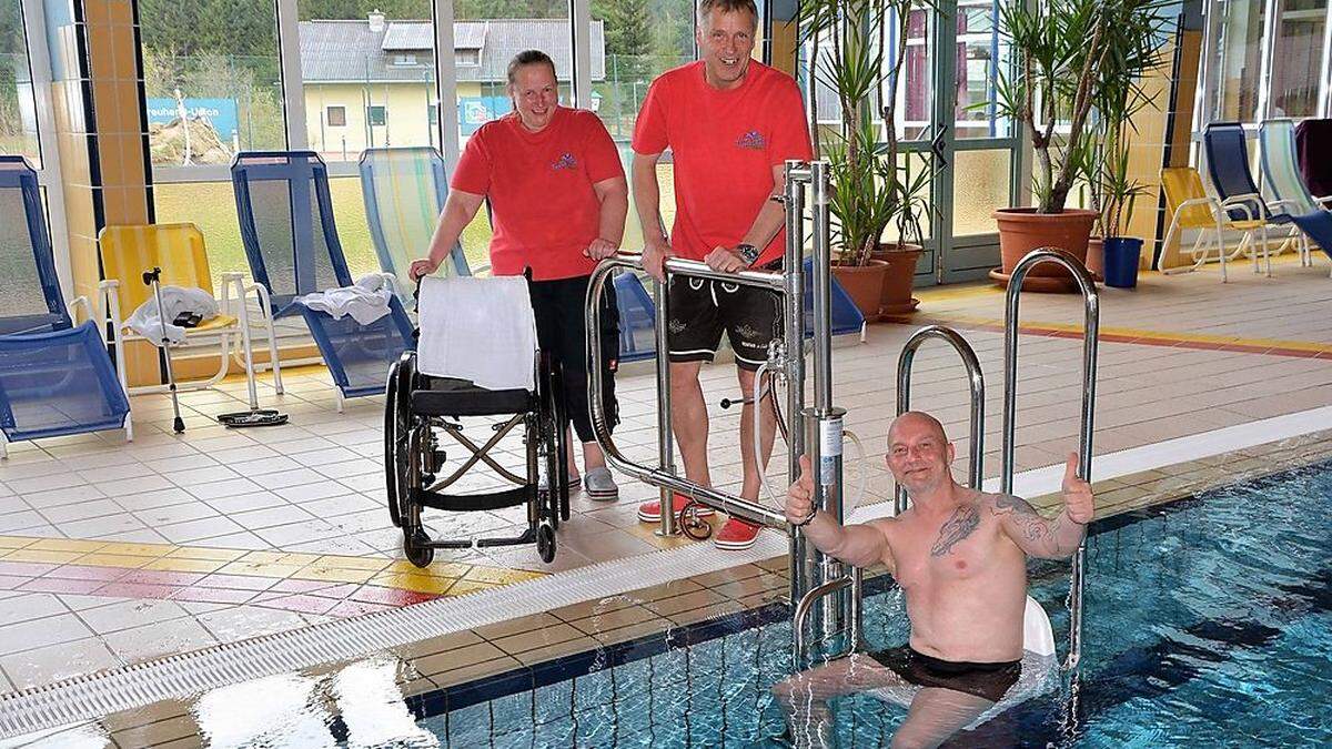 Annemarie Tamegger und Jürgen Schusser mit Rollstuhlfahrer Manfred Schwab