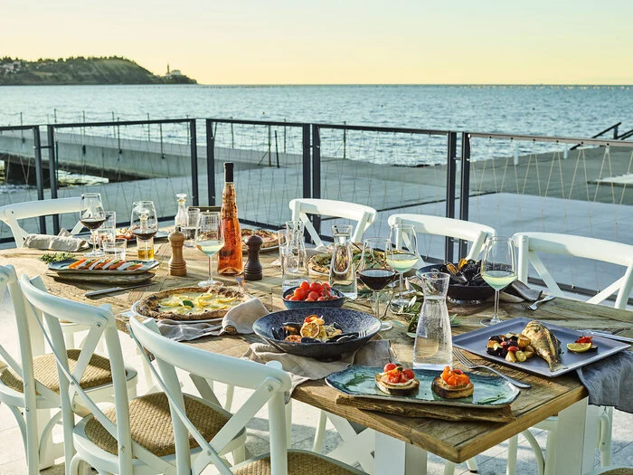 Im Restaurant Pinija genießt man unter anderem fangfrischen Fisch mit Blick auf das Meer