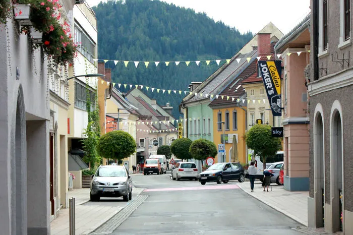 2018: Die Drogerie-Kette ist außerhalb des unmittelbaren Zentrums, die Hauptstraße ist von Leerständen geplagt. Die Autos fahren immer noch durchs Zentrum.