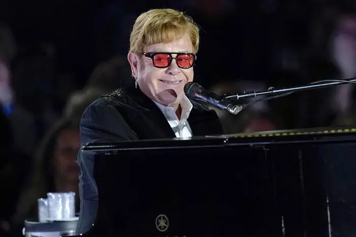 Musik-Ikone Elton John brach am Montagabend ebenfalls einen Rekord. Der Brite erlangte mit seinem Emmy-Gewinn als 19. Person den legendären „EGOT“-Status. Er hat damit alle vier großen Entertainment-Awards gewonnen: Emmy (Fernsehen), Grammy (Musik), Oscar (Film) und Tony (Theater/Musical).