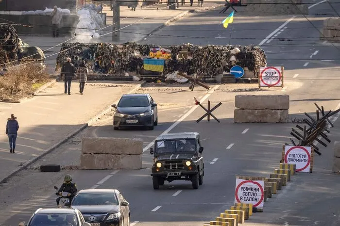 Ein Auto fährt durch einen Militärcheckpoint der ukrainischen Streitkräfte im Zentrum von Kiew. 
