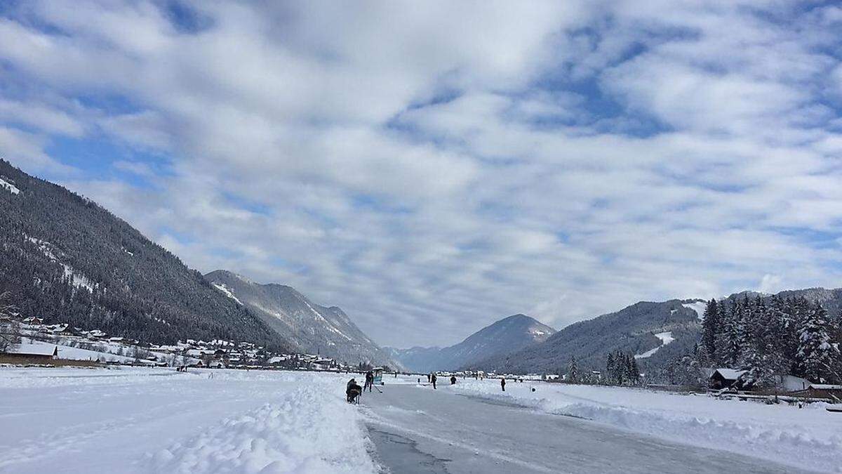 Wolken über dem Weißensee, auf dem sich derzeit viele Eisläufer tummeln