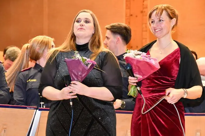 Besondere musikalische Höhepunkte setzten die Solistinnen Martina Jacobs-Kögler mit Moment for Morricone und Barbara Schutting mit einem James-Bond-Medley.