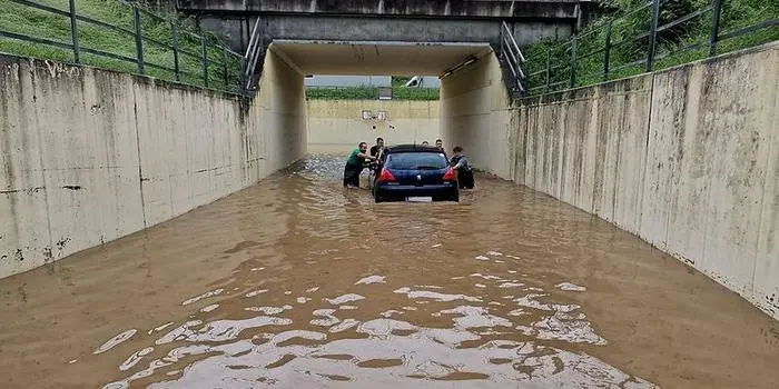 Straße bei Kindberg unter Wasser 