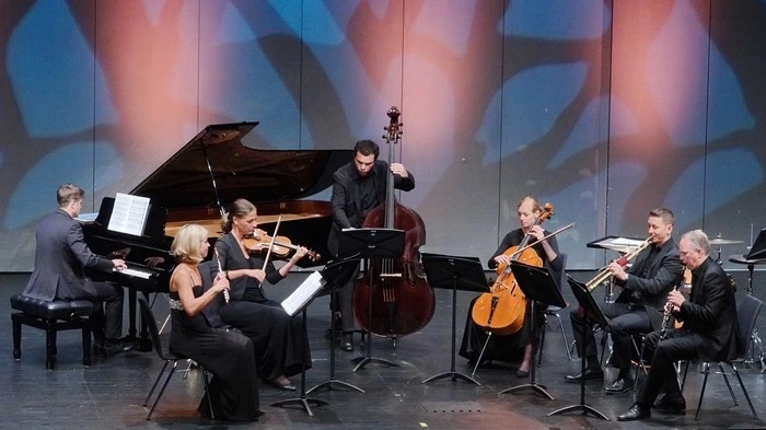 Mit Werken von Joseph Haydn, Giovanni Bottesini, Johann Nepomuk Hummel und mit Jazz Suiten von Claude Bolling begeisterte das Wiener Glacis Ensemble das Publikum im Kunsthaus Weiz.