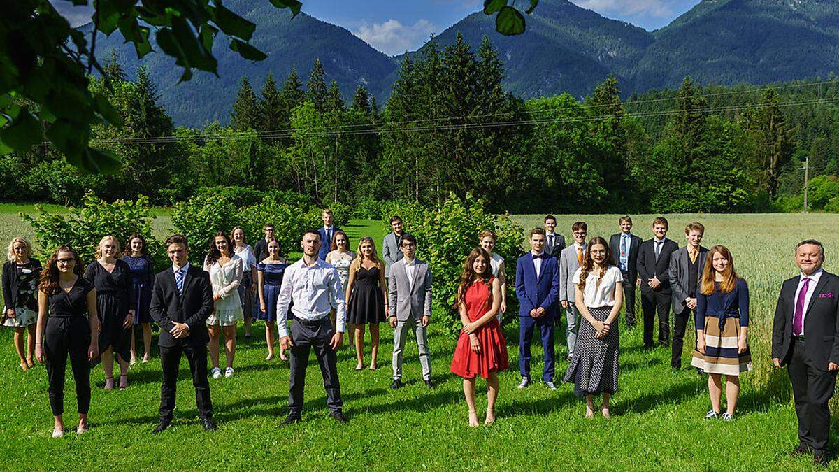 Die Zeugnisübergabe an die Maturanten des Borg Hermagor fand im Garten des Schlosses Lerchenhof in Hermagor statt