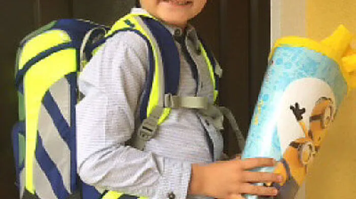 Sichtlich Freude hat Jakob Raffer (6) aus der Breitenau mitseiner Minions-Schultüte. „Der erste Schultag war toll“, sagtJakob, der neben seiner Freundin Lina sitzen darf. Sein Bruder Kilian hat ihm schon viel über die Schule erzählt.