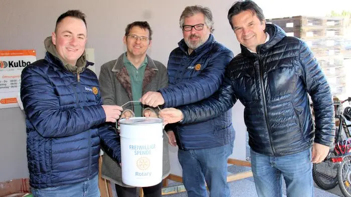Präsident Patric Koch und das Team des Rotary Clubs Voitsberg-Köflach veranstalteten am Firmengelände von Kulba Farben beim Kreisverkehr Autobahnauffahrt in Söding-St. Johann einen großen Charity-Kinderflohmarkt für einen guten Zweck.