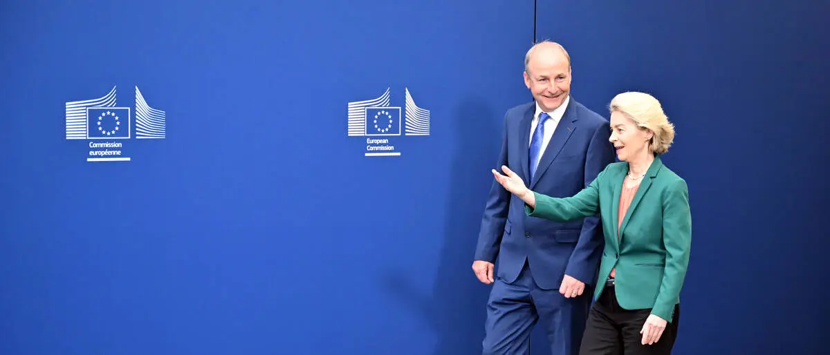 Hier geht es lang: Ursula von der Leyen, Präsidentin der EU-Kommission, mit dem irischen Premier Micheál Martin