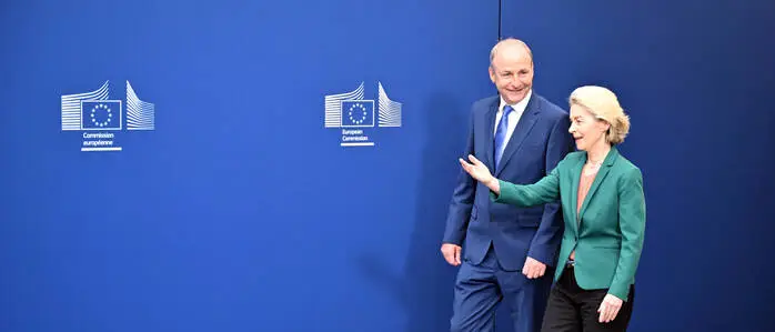 Hier geht es lang: Ursula von der Leyen, Präsidentin der EU-Kommission, mit dem irischen Premier Micheál Martin