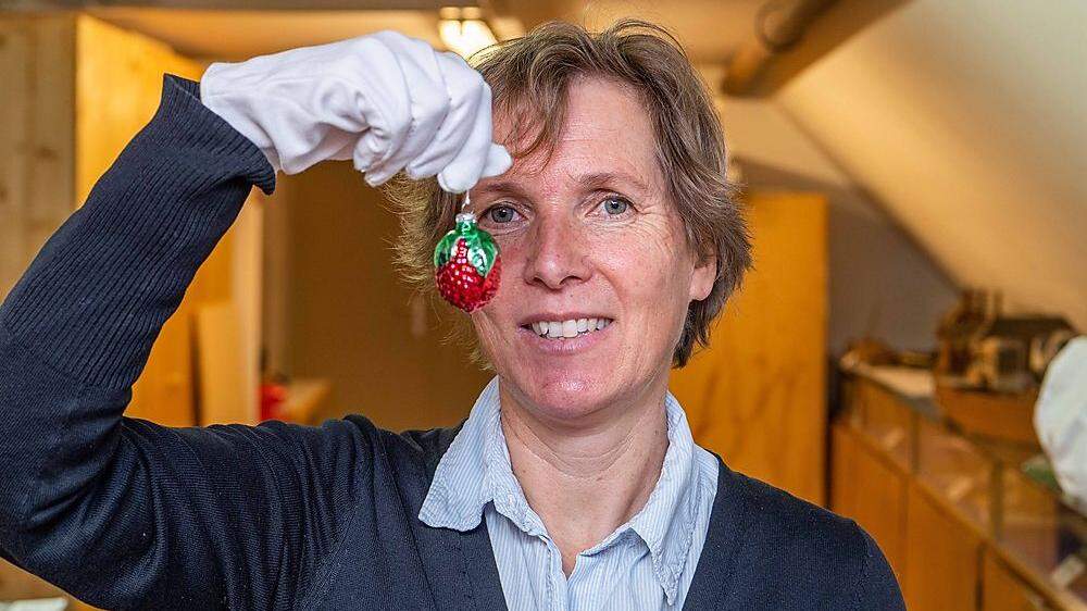 Eine Erdbeere als Christbaumschmuck: Sammlungskuratorin Martina Edler zeigt die Viefalt beim Christbaumschmuck 