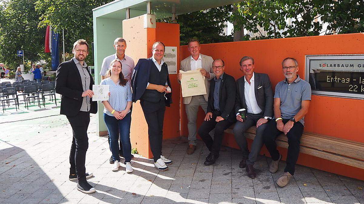 Christian und Nicole Hütter, Erich Rybar, Bürgermeister Christoph Stark, Vizebürgermeister Thomas Reiter, Gerwald Hierzi, Wolfgang Eltner und Werner Weiß 