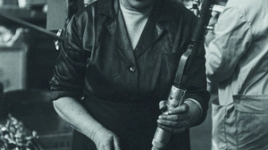 Blick auf eine Arbeiterin der Puch-Werke, Steyr Daimler Puch, Thondorf, 1962